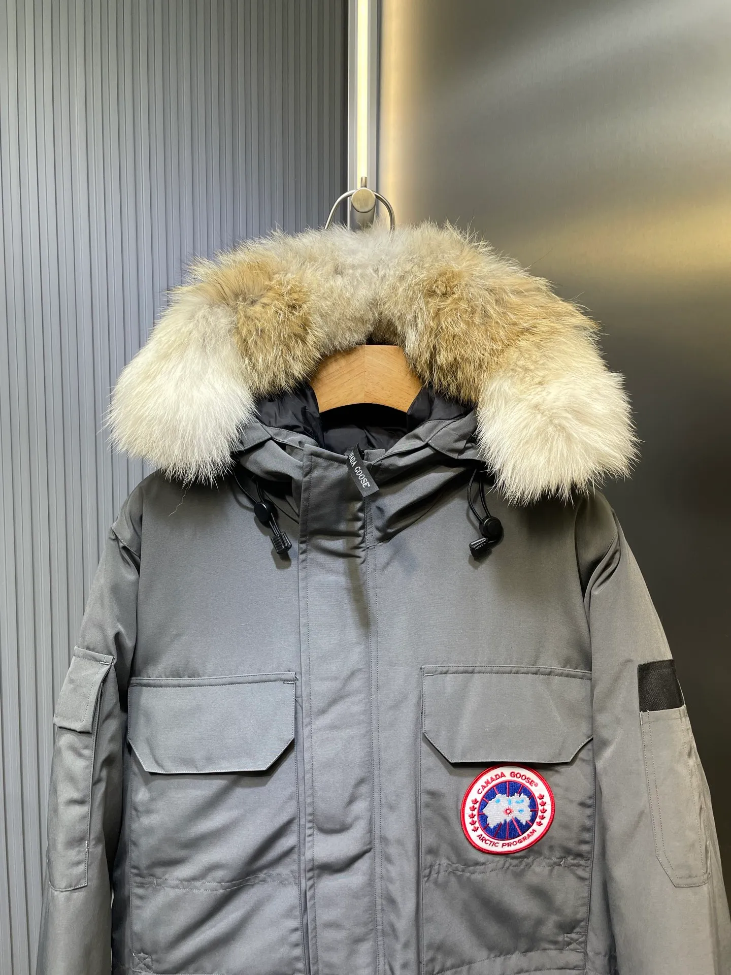 P910 special version 🌟 🇨🇦CANADA GOOES 24 new models 08 models/couple models Factory direct supply: supplying global purchasing agents, micro-entities, Tmall, high-end stalls and studio cooperation, free shipping! Canada Goose Expedition Parka 2008 is the same style for men and women. It is mid-length and the most timeless classic. All Arctic and Antarctic scientific expedition teams choose Canada Goose as their cold-proof equipment. It is the Rolls-Royce of down jackets. ➖ Industry-leading anti-counterfeiting chip sensing. ➖ Imported Behringer embroidery machines and customized embroidery labels, the highest level and industry leading. ➖ Imported Korean 21-count polyester-cotton blended original fabric, TC85 waterproof coated fabric, water-repellent, windproof and wear-resistant. ➖ The new national standard 80 white duck down is filled with an average of 520 grams of down. The amount of down filled is industry-leading. ➖ 100% nylon lining with double double-layer sealing design to prevent velvet running, and seamless thread design on the cuffs! ➖ Western Canadian Green Wolf Collar. ➖ Yoshida YKK provides original factory-customized electroplated sliders. YKK two-way lockable zippers are tight and smooth and do not peel off paint. �� 3M composite Velcro is durable and the accessories and hardware are all custom-made. Note: Our copywriting is only simple and clear. Instead of bragging about the copywriting, it is better to compare and understand with samples. Only for the purest goose, the most dedicated, the most professional, the highest quality, the highest cost performance!  Size:XS-XXL